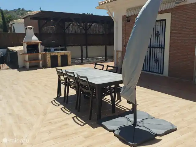 Casa Joro en pleine nature | Espagne, Andalousie, Arenas - villa Table à manger sur une terrasse spacieuse à côté du barbecue