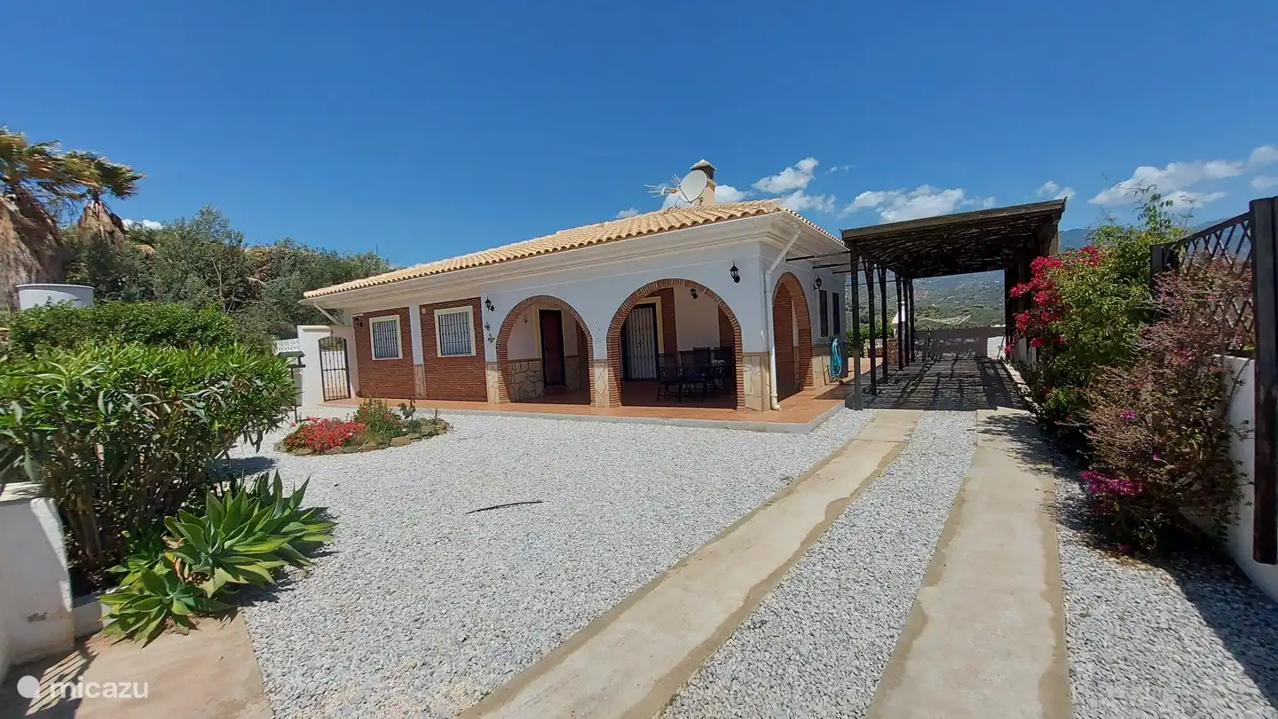 Vorderhaus mit ausreichend Parkplätzen