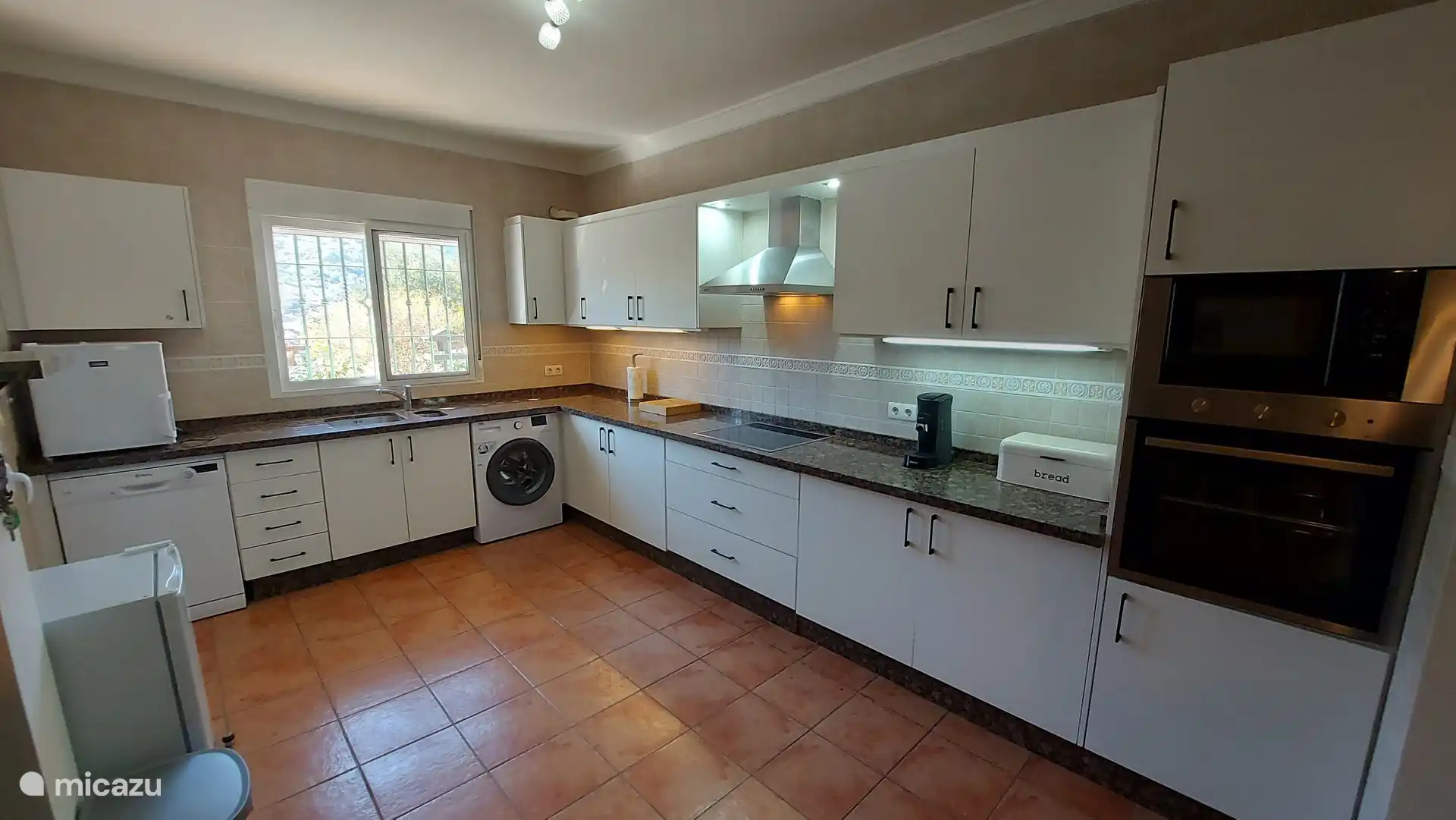 Küche mit extra Kühlschrank