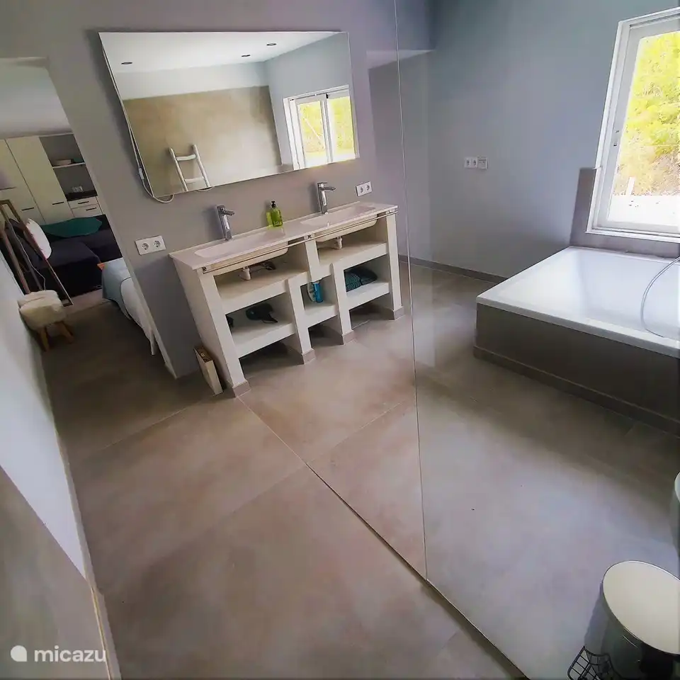 baño con bañera enorme de 140x190 cm, wc, plato de ducha, lavabo doble, etc.