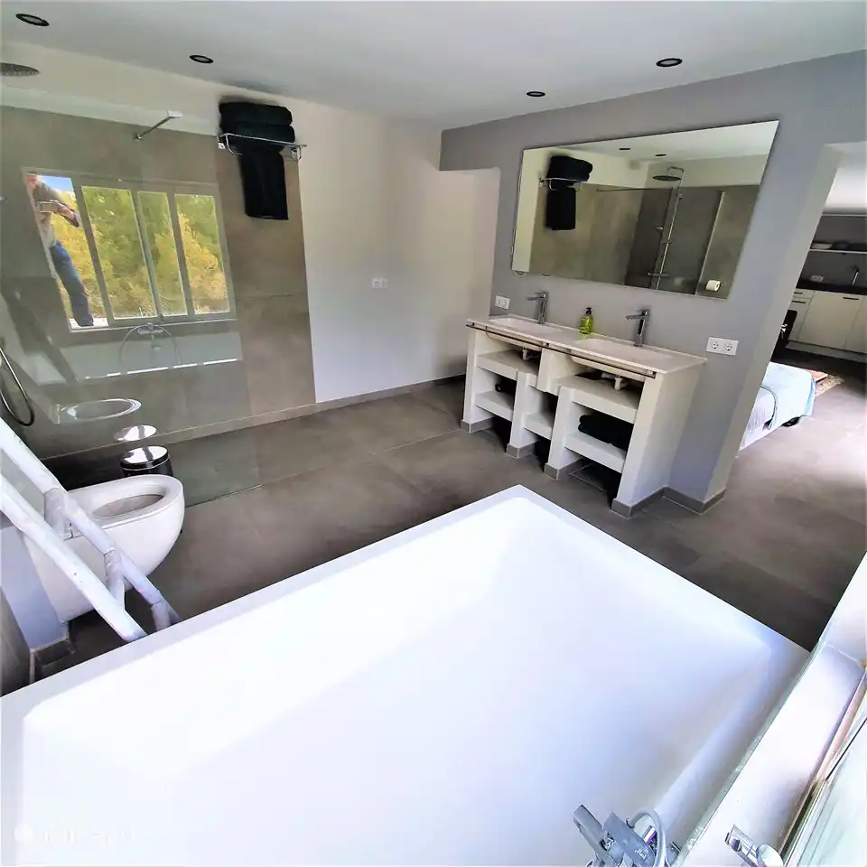 baño con bañera enorme de 140x190 cm, wc, plato de ducha, lavabo doble, etc.