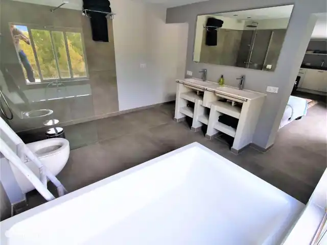 B&B El Paraiso Appartement CIELO | Espagne, Costa Blanca, Altea - appartement salle de bain avec une immense baignoire de 140x190 cm, WC, douche à l'italienne, double vasque, etc.