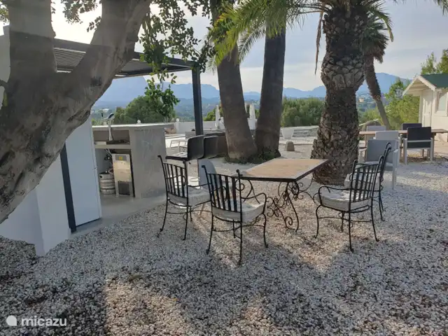 B&B El Paraiso Appartement CIELO | Espagne, Costa Blanca, Altea - appartement coin détente avec vue sur les montagnes, piscine et bar