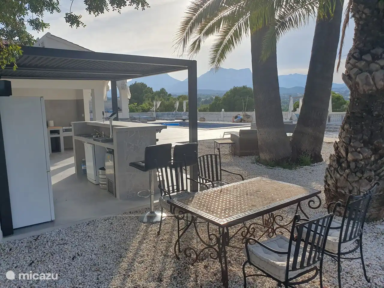 bar al aire libre con piscina, etc.