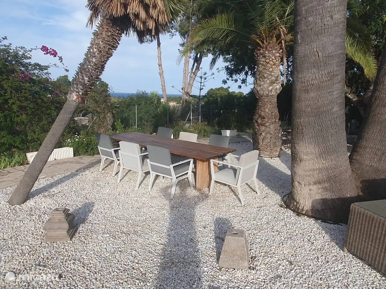 jardín y vista al mar