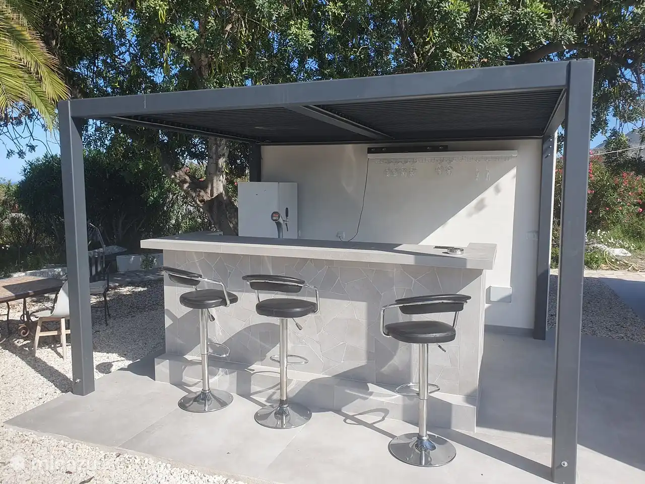 barra exterior con instalación de grifería