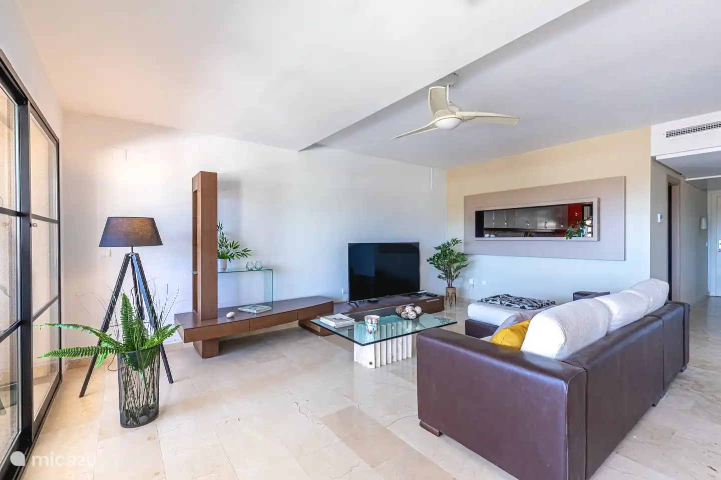 sala de estar con televisor