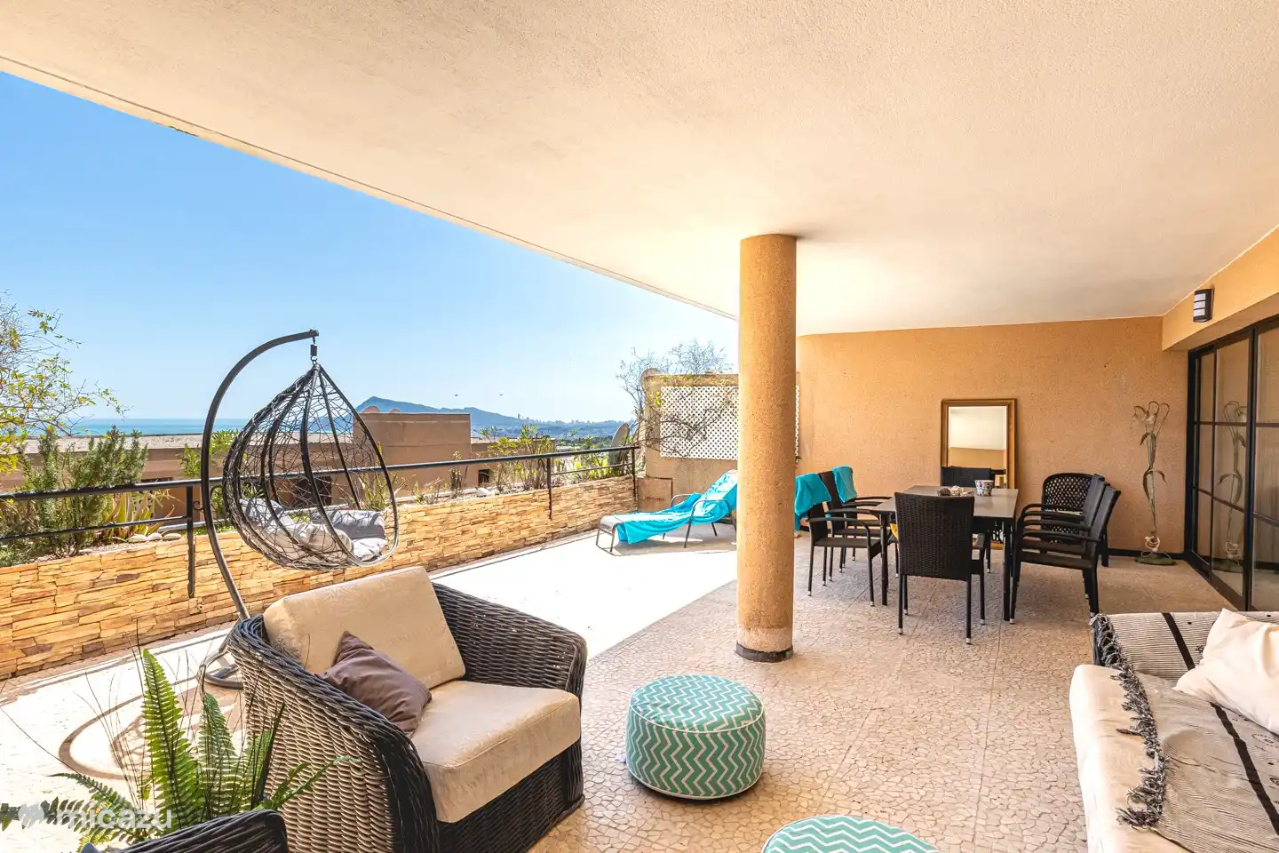 terraza con mesa de comedor