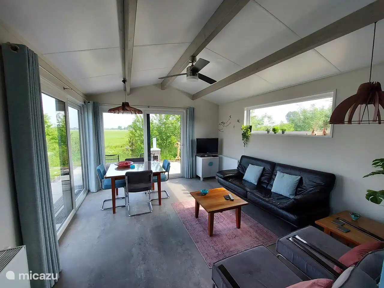 Schönes helles Wohnzimmer