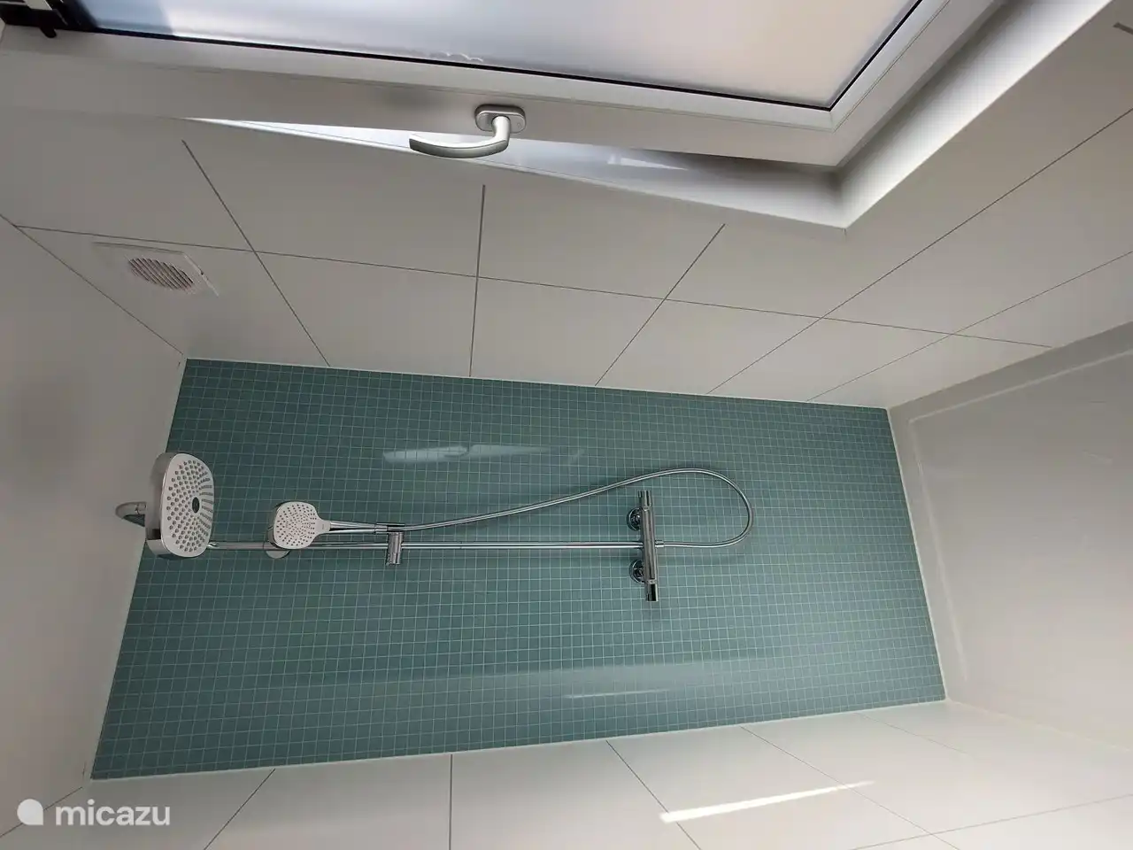 Bequeme begehbare Dusche mit Regendusche