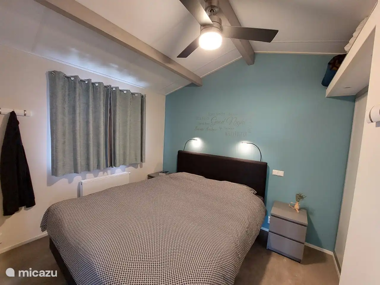 Schlafzimmer mit Kingsize-Bett, Boxspringmatratze und Einbauschrank