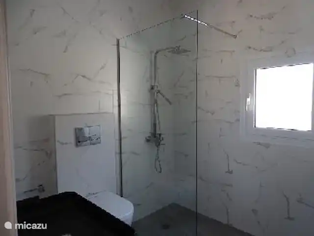 Villa Novina | Grèce, Égine, Salamina - villa Belle salle de bain moderne avec douche à effet pluie