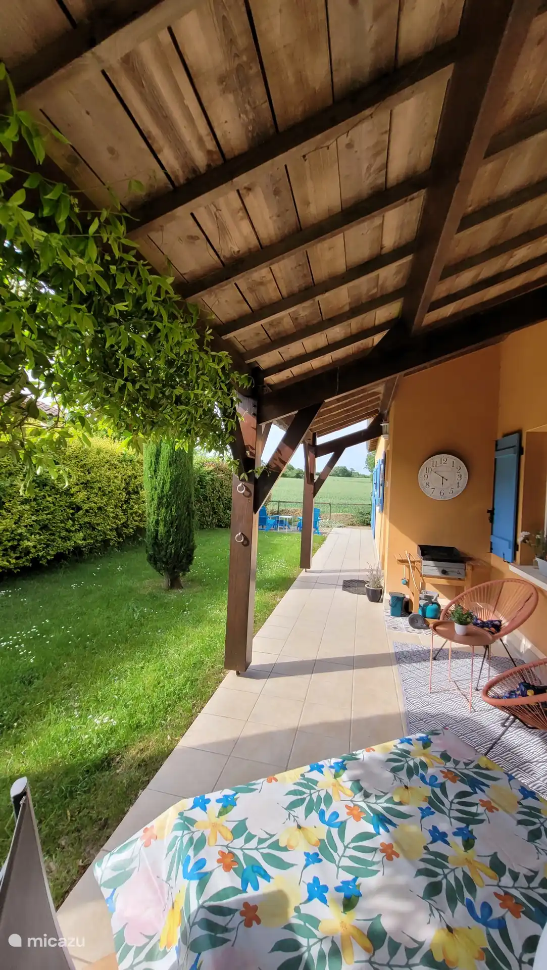 Seite des Hauses mit Blick auf die Felder