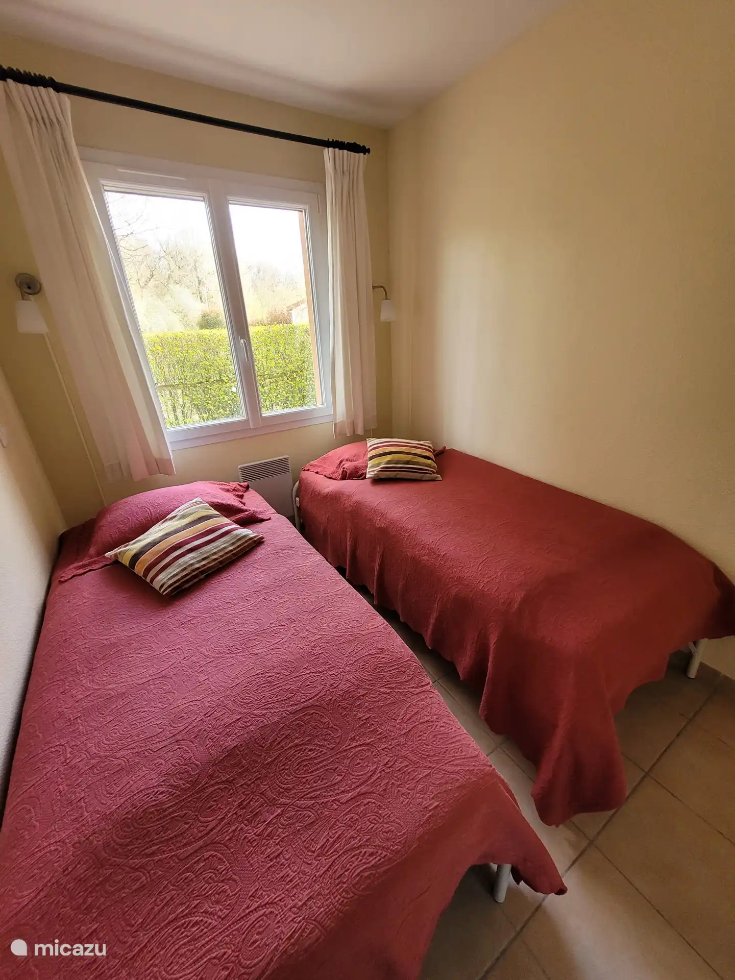 3e slaapkamer met 2  1 persoons Auping bedden.