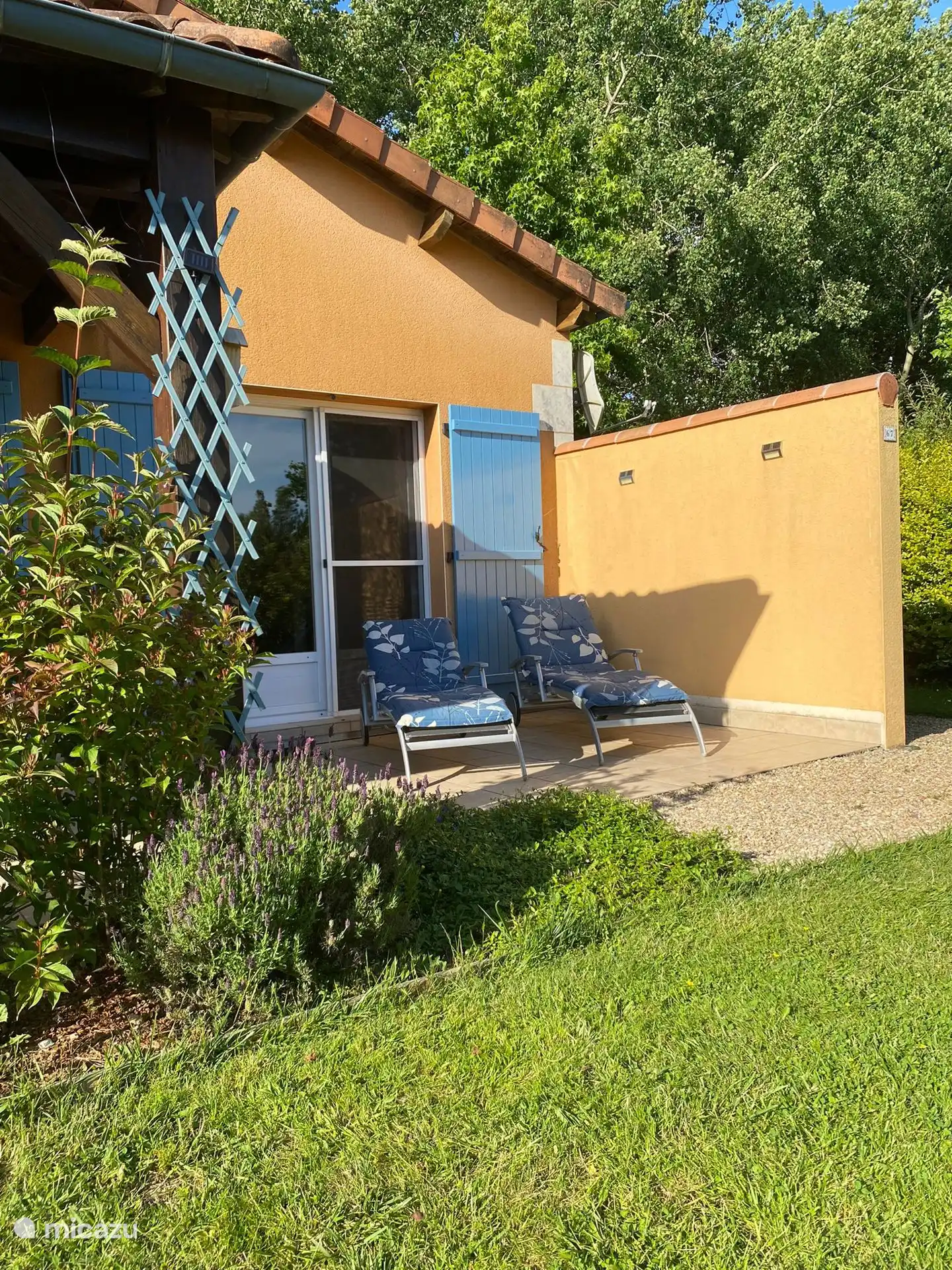 Heerlijk ontspannen op de ligbedden in het zonnetje.