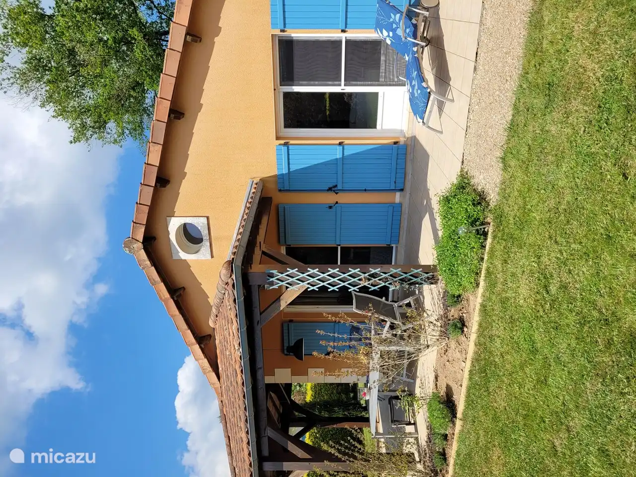 Vordere Villa mit Sonnenliegen.