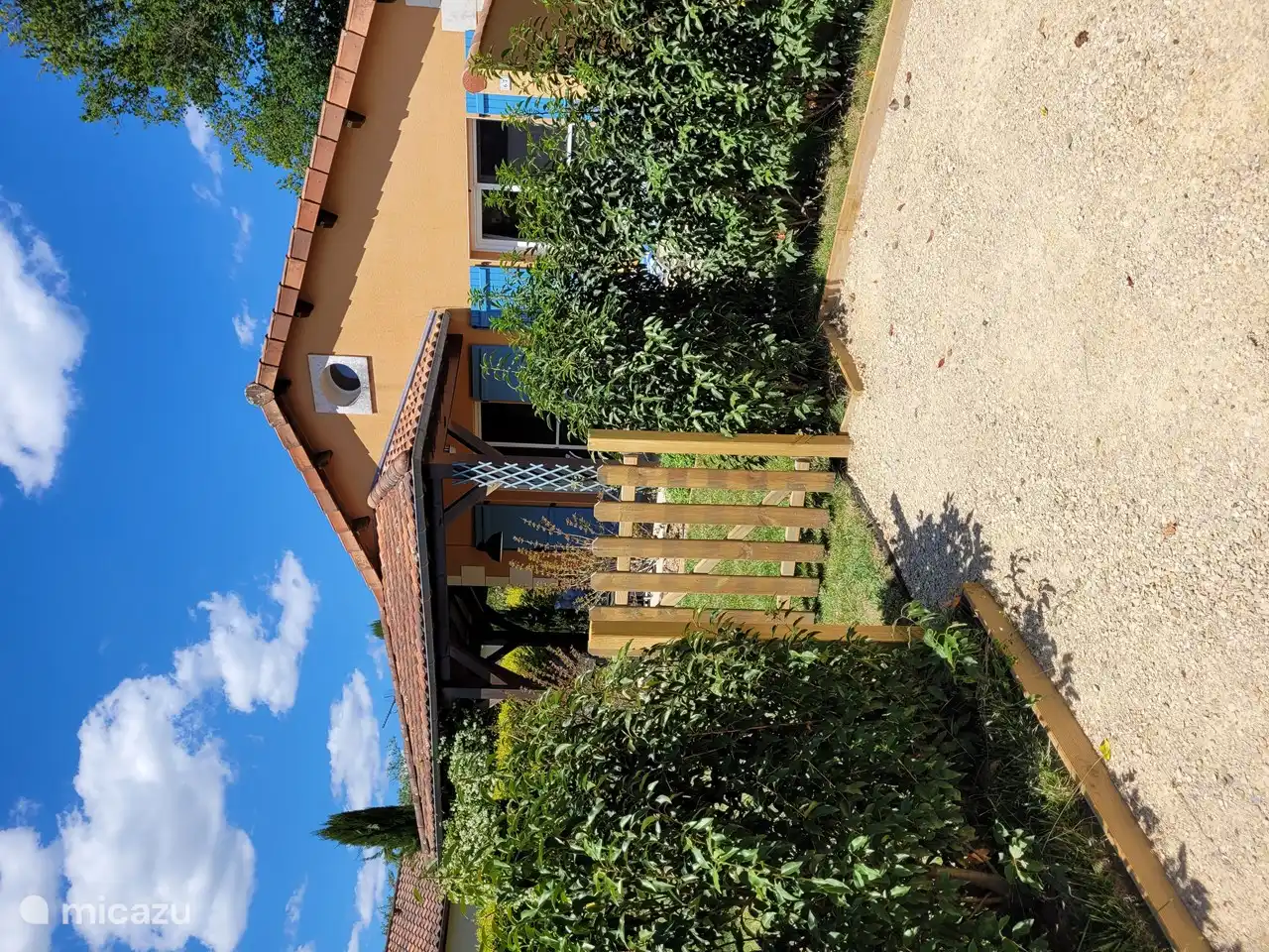 Privater Parkplatz mit Tor zum Garten 