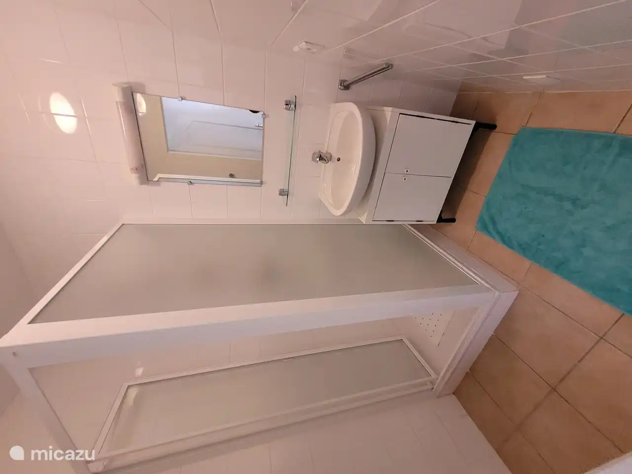 2. Badezimmer mit Dusche und Waschbecken.