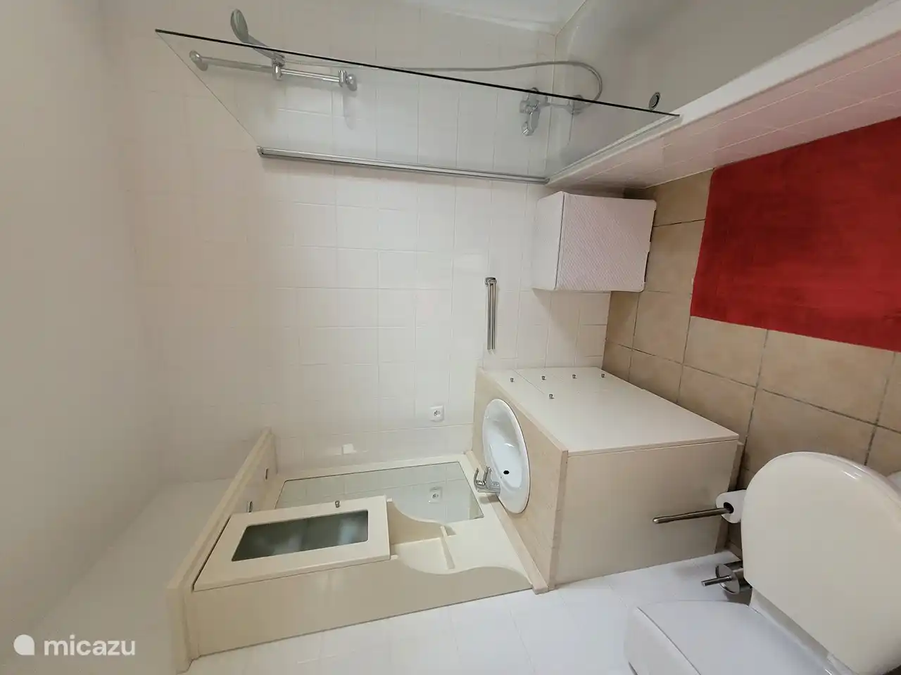 Badezimmer en suite
Mit Badewanne, Waschbecken und Toilette.