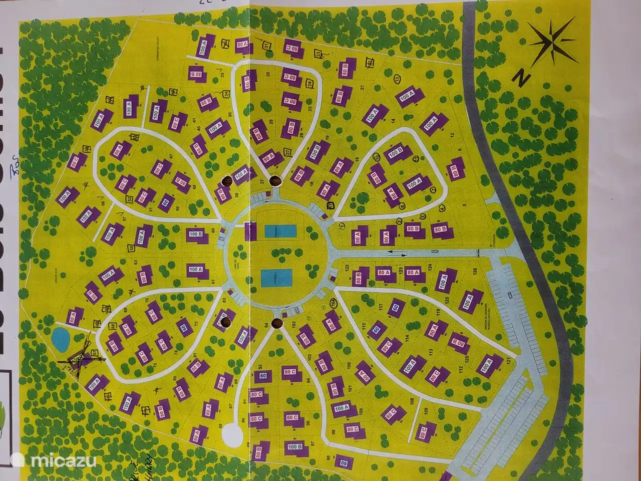 Plan des Villenparks Les Bois Senis. Unsere Villa am Rande des Parks ist angekreuzt (unten links)