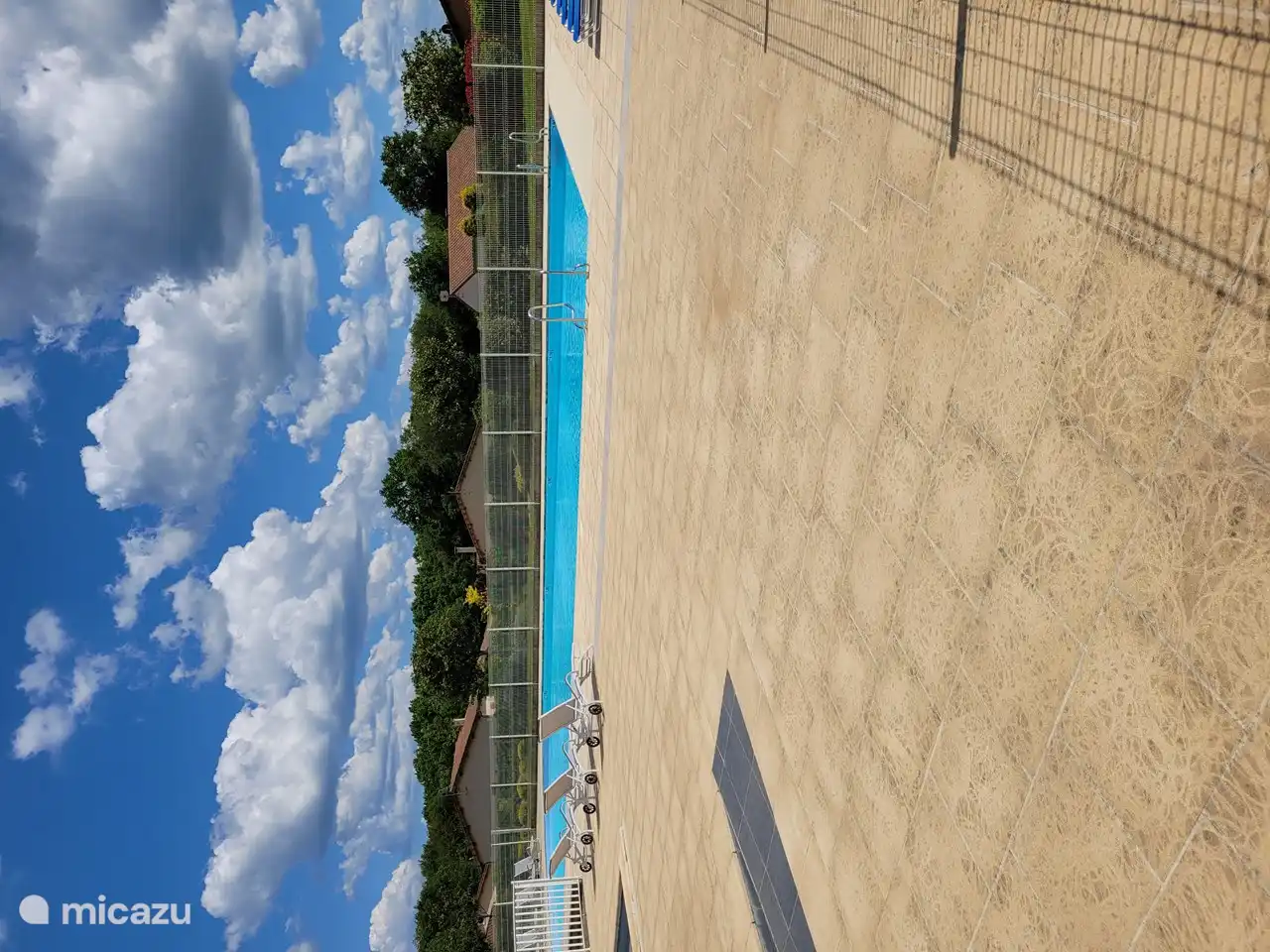 Am Beckenrand befinden sich Toiletten, Duschen und Umkleidekabinen.