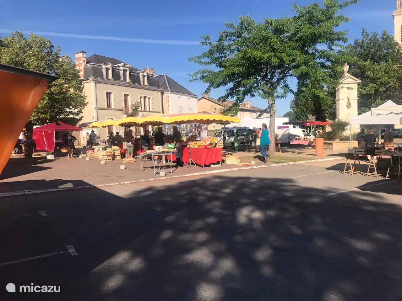 Vasles mit dem Wochenmarkt.