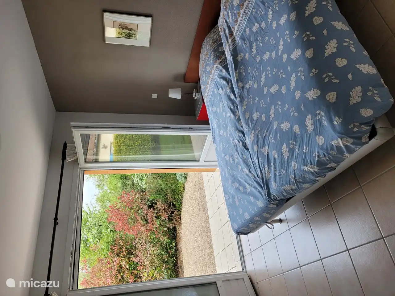 Schlafzimmer en-suite mit Doppelbett (Auping) und mit Terrassentüren zur kleinen Terrasse.