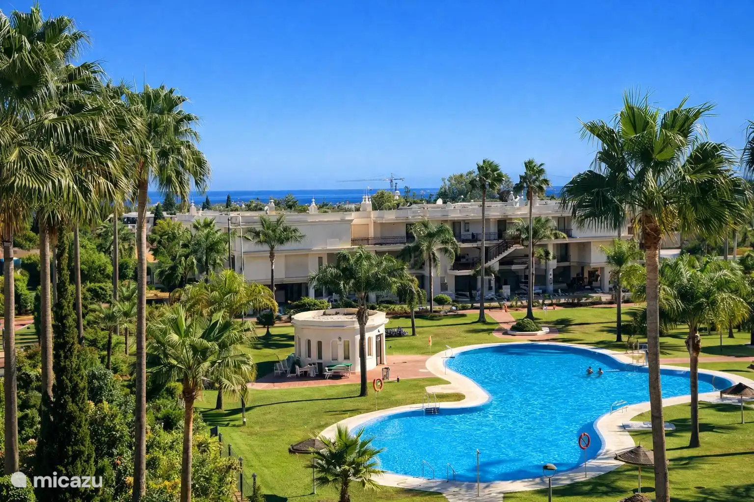 uitzicht vanaf je balkon op de enorme zwembaden