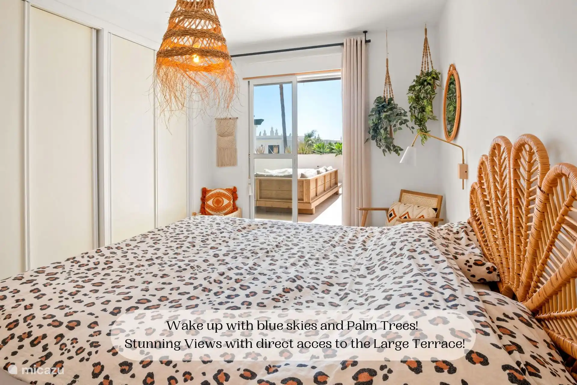 Schlafzimmer 2, alle Schlafzimmer haben direkten Zugang zur großen Terrasse, du wachst von deinem Bett aus zu einem blauen Himmel mit Palmen auf
