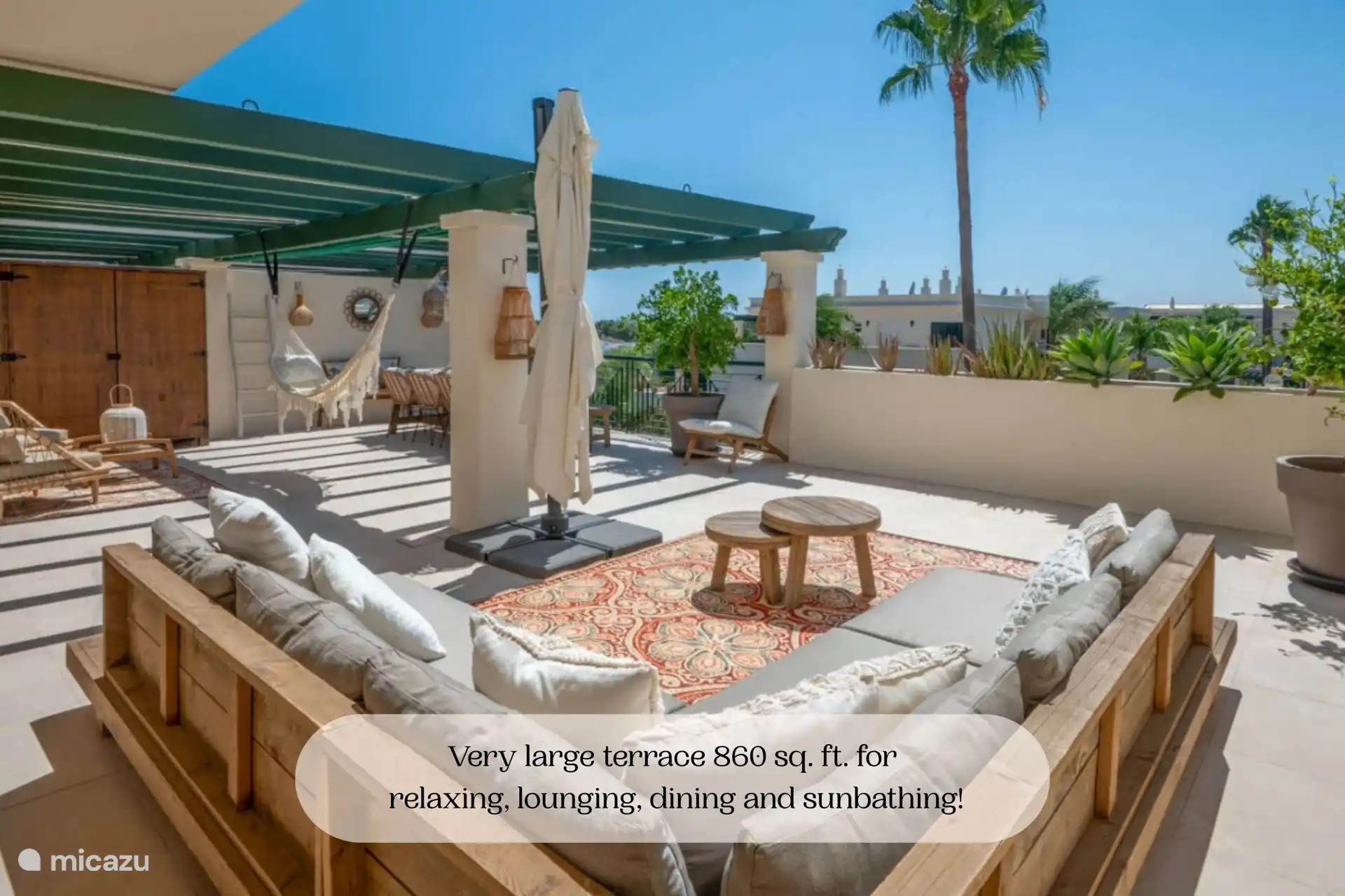 Verschiedene Sitzbereiche auf der großen Terrasse im Schatten und in der Sonne!