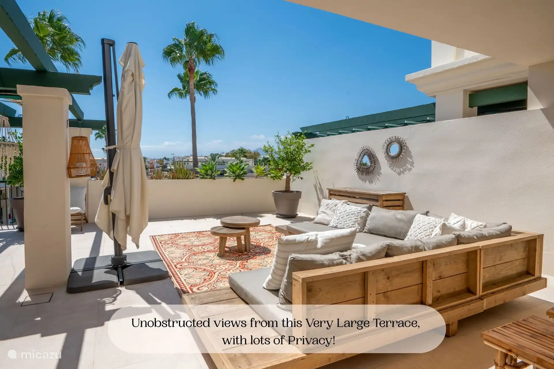 Großer Loungebereich mit 3x3 Meter großem Sonnenschirm