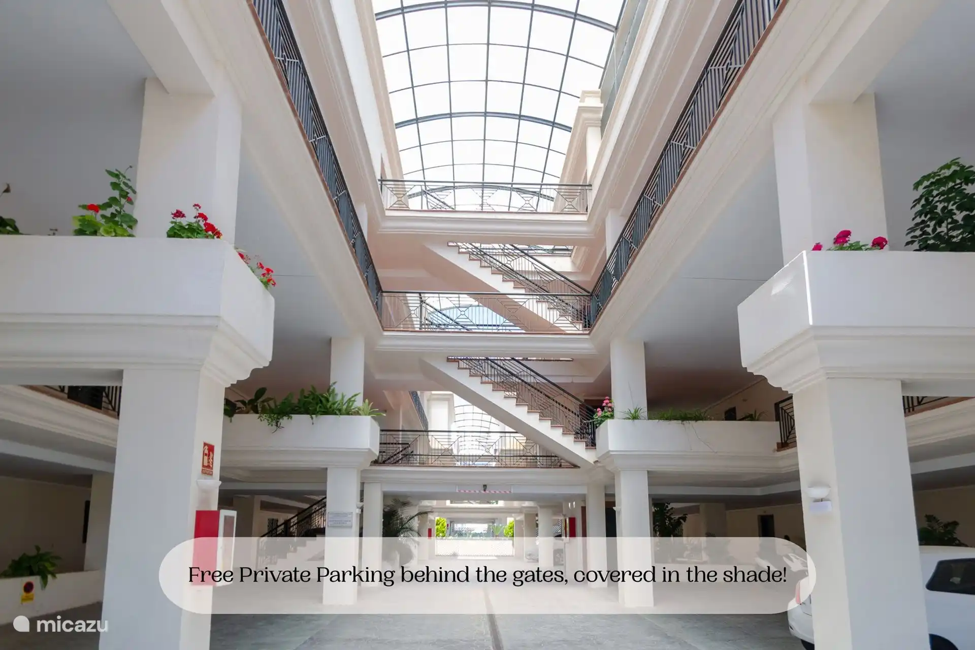 Reservierter privater Parkplatz hinter dem Zaun im Schatten