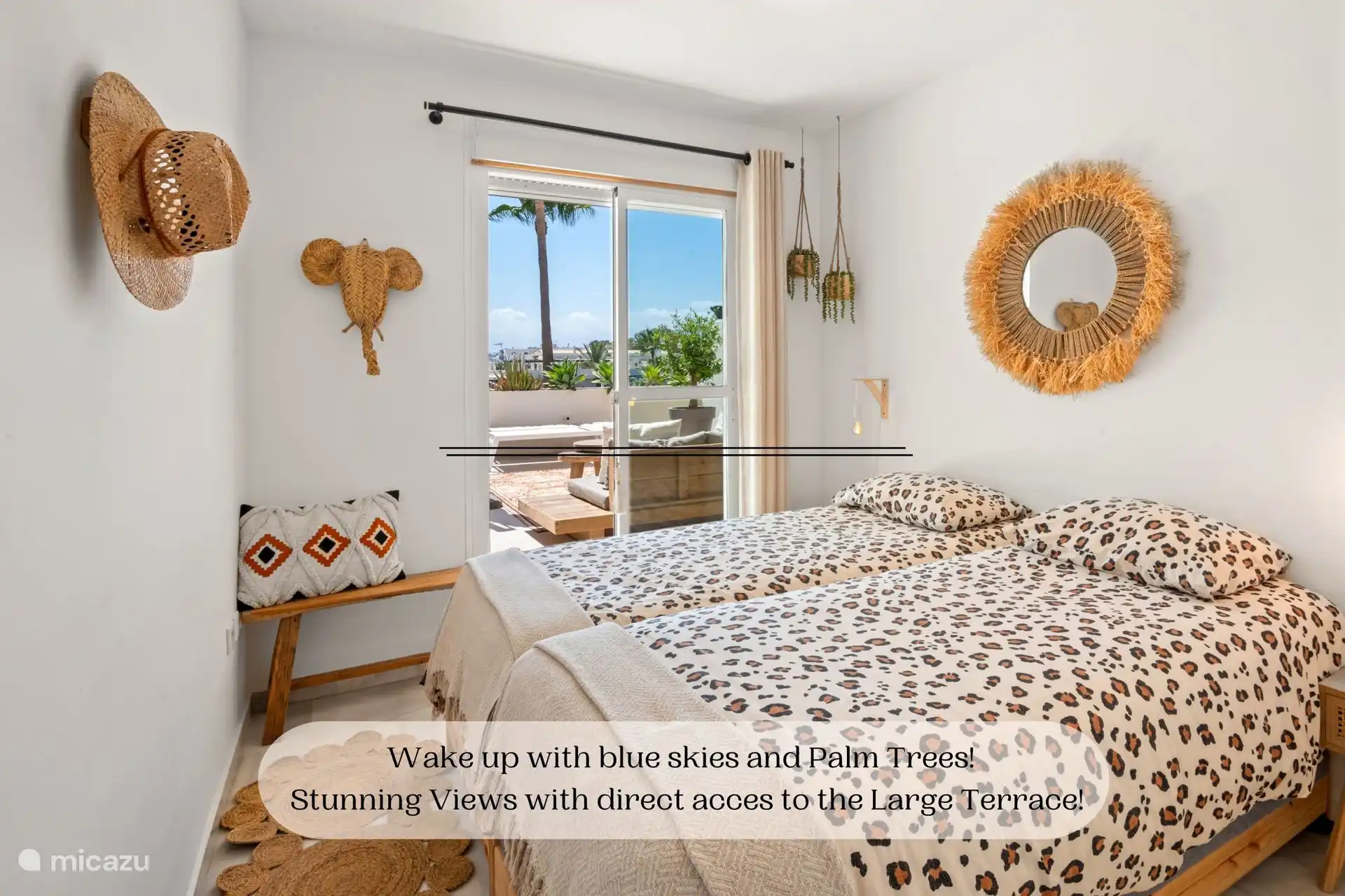 Schlafzimmer 1 mit zwei großen Einzelbetten, die ebenfalls auseinandergeschoben werden können