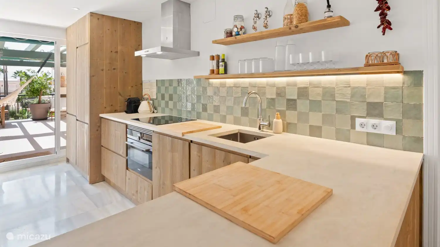 Offene Küche mit Terrassentüren zur Terrasse!