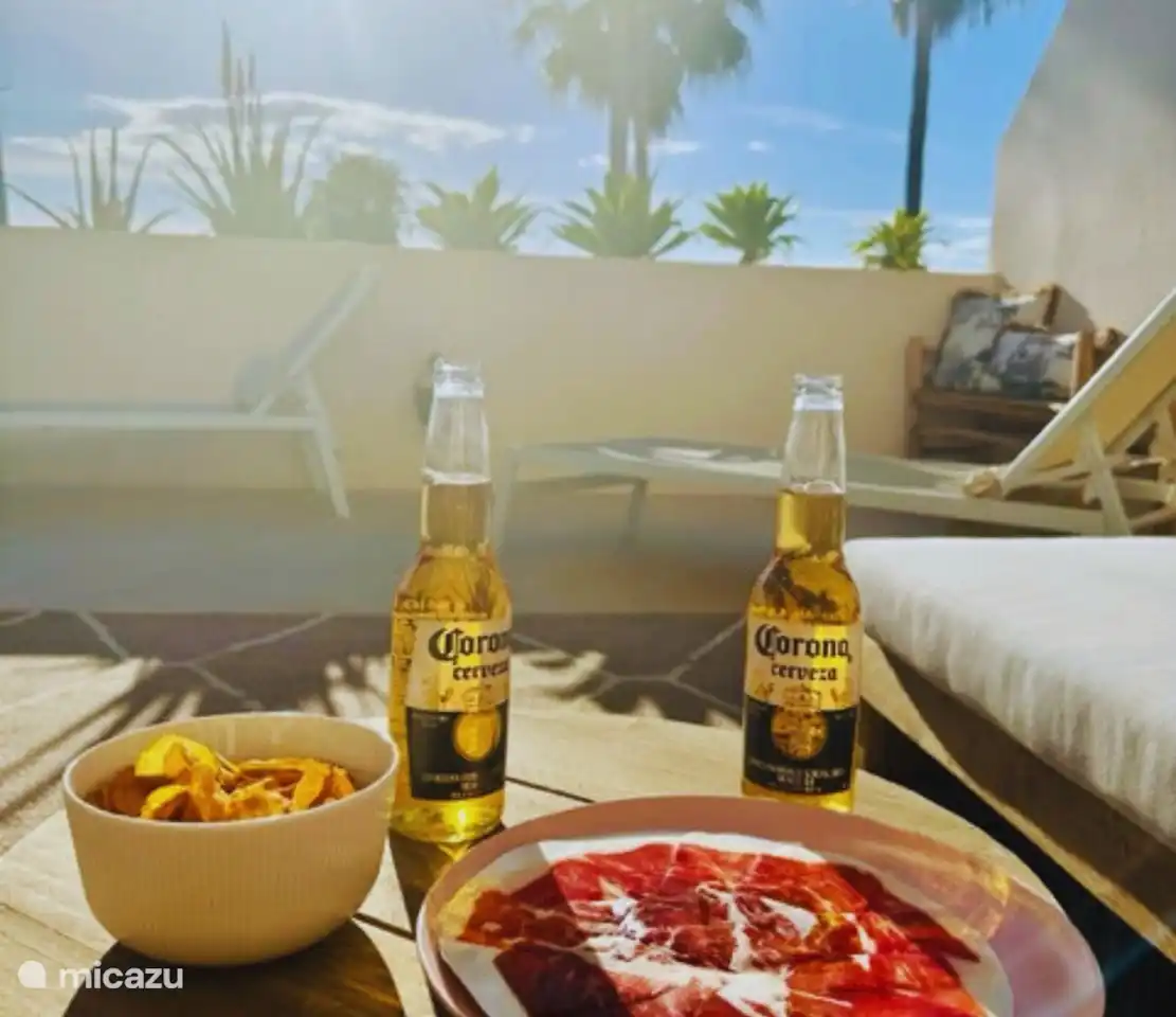 Von Ihrem Esstisch aus haben Sie einen Blick auf die schönen Gärten und den Pool!