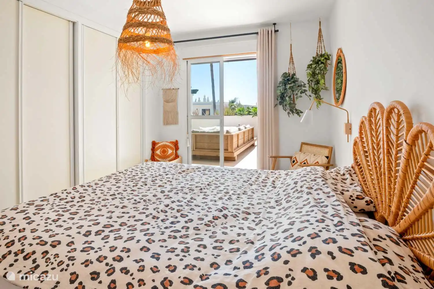 Dieses Hauptschlafzimmer verfügt über ein angrenzendes Badezimmer mit begehbarer Dusche und WC und Terrassentüren zur Terrasse!