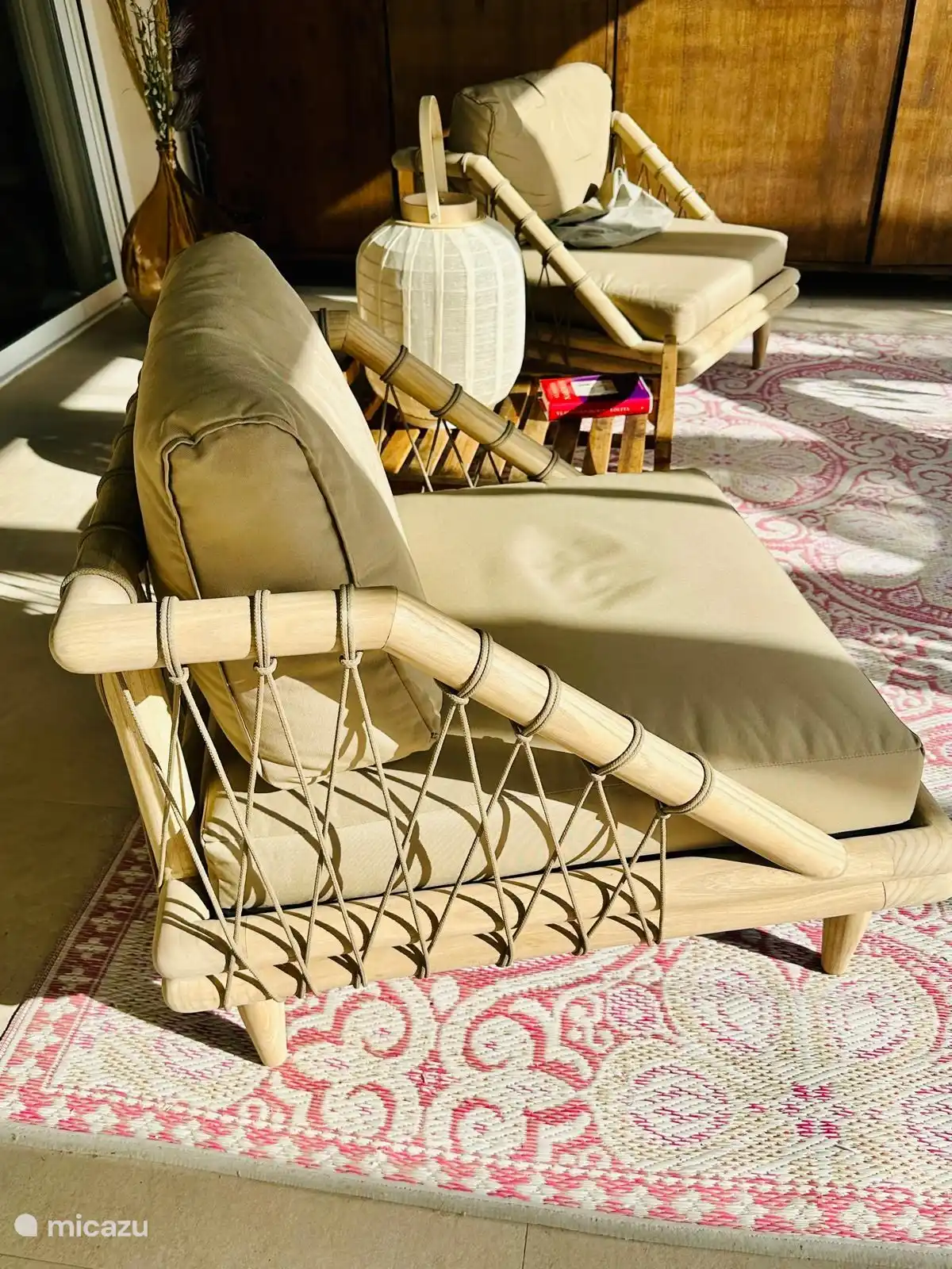 Es gibt auch ein Lounge-Set, in dem Sie ein Buch lesen können, während Sie einen großen Teil des Tages im Schatten verbringen!