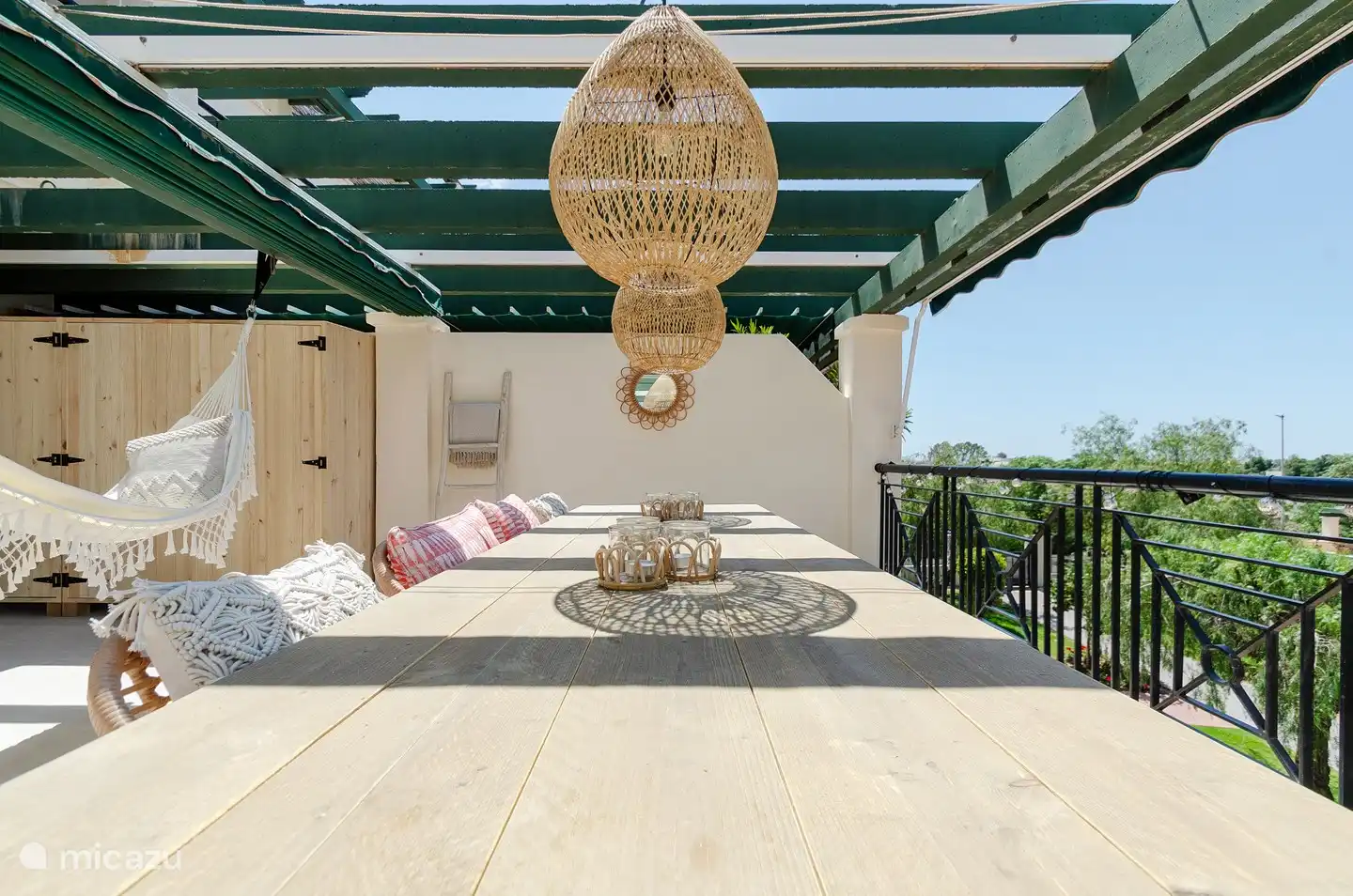 Abends können Sie das Licht über dem Tisch einschalten