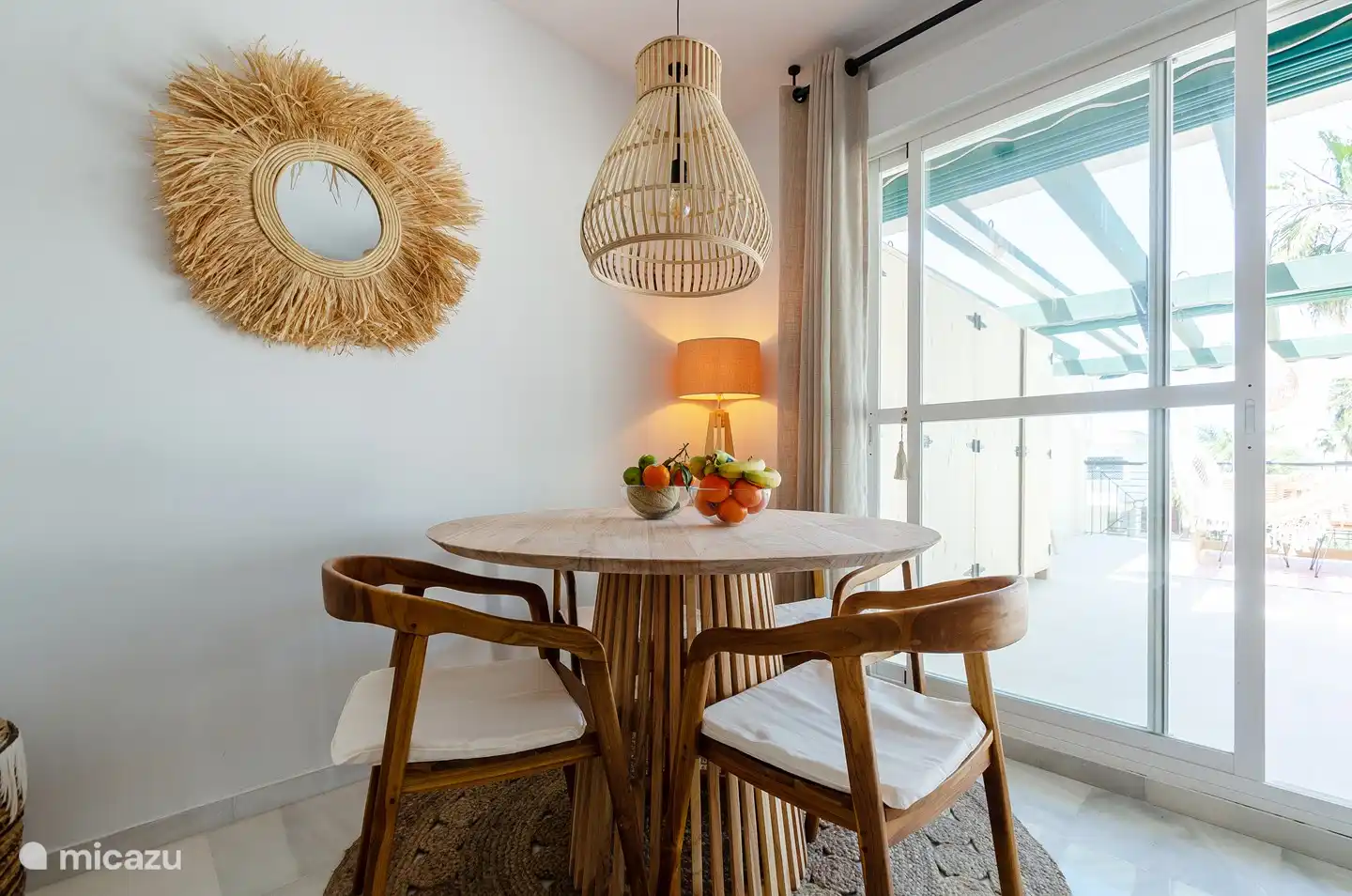 Design-Esstisch aus Holz