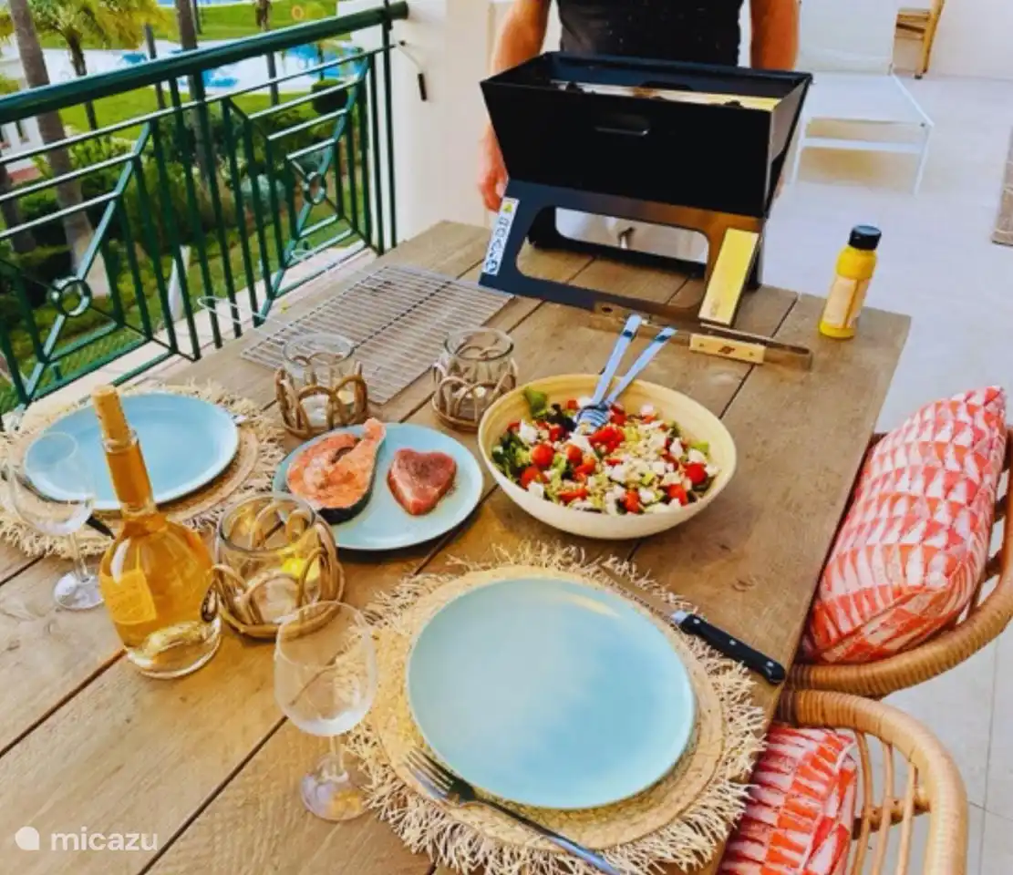 Jeden Abend köstliches Essen im Freien! Obst und Gemüse sind in Spanien viel schmackhafter und leckerer frischer Fisch!