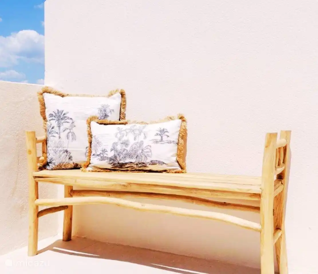 Auf dieser Bank haben Sie die erste Sonne am Morgen und Zeit für einen Kaffee!