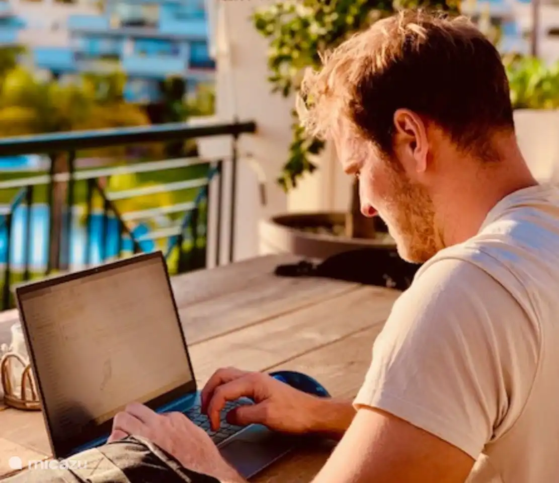 Schnelles WLAN und Internet, damit man auch mal am Laptop arbeiten kann. Sie können auch auf das digitale Fernsehen auf Netflix und Viaplay mit mehr als 12.000 Kanälen zugreifen