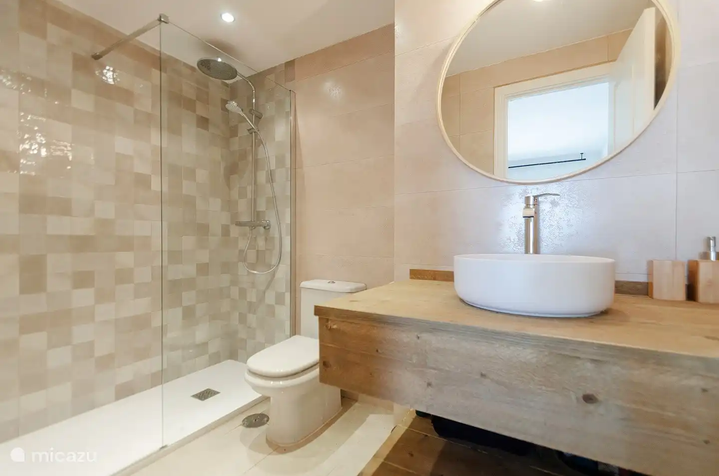 Diese schöne neue begehbare Dusche verfügt über eine Regendusche