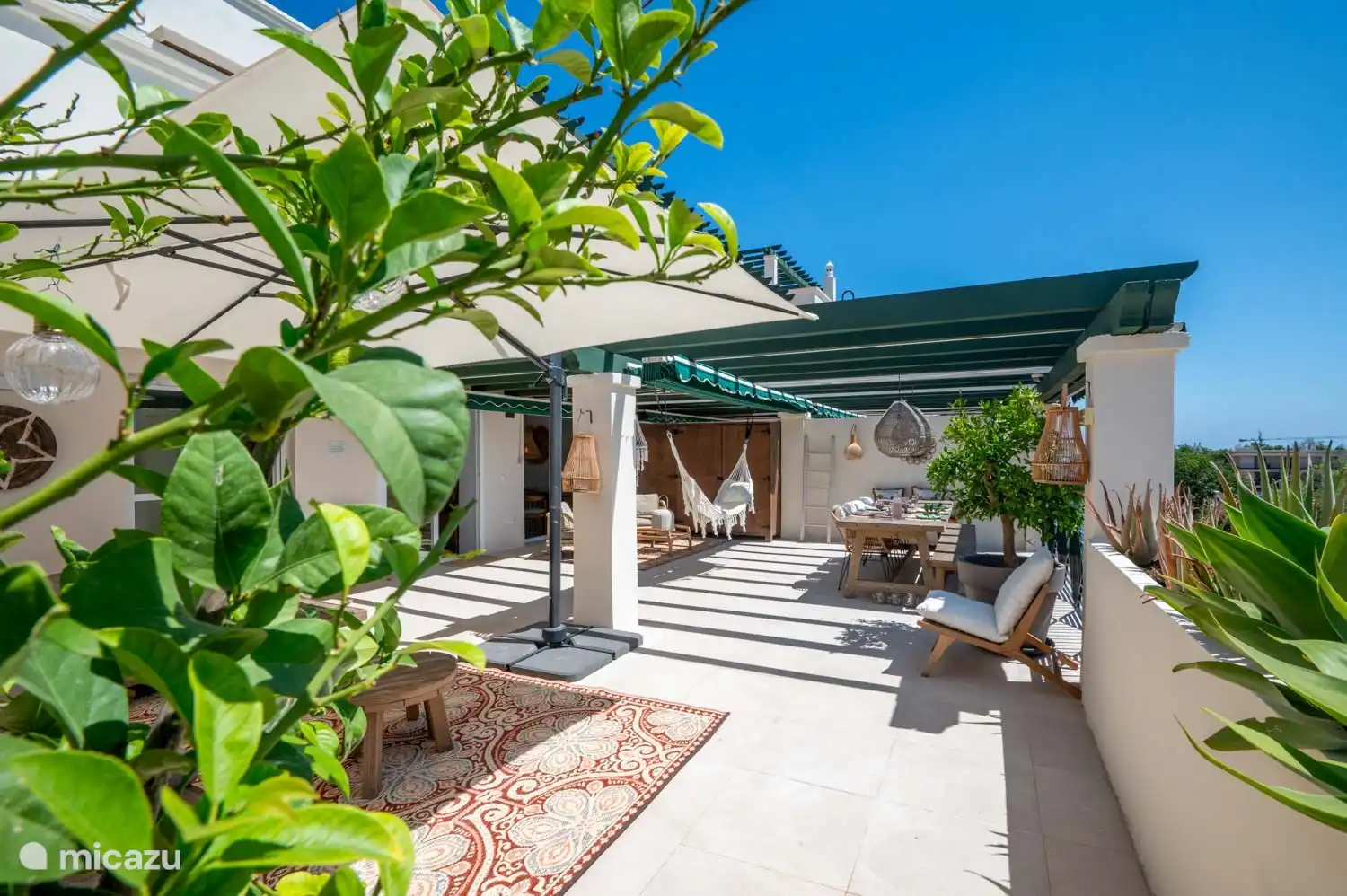 Andere Seite der 80 m2 großen Terrasse