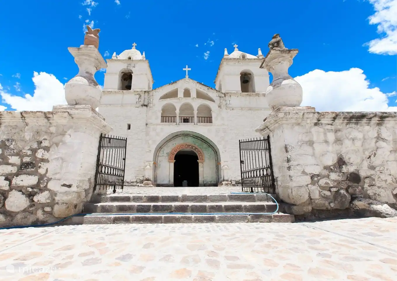 Sehen Sie sich die Informationsmappe an, die Sie bei der Buchung erhalten, sie enthält alle schönen Sehenswürdigkeiten und kulturellen Ausflüge, die Sie in der Umgebung unternehmen können, neben allen Stränden, Strandclubs, Geschäften und Restaurants!