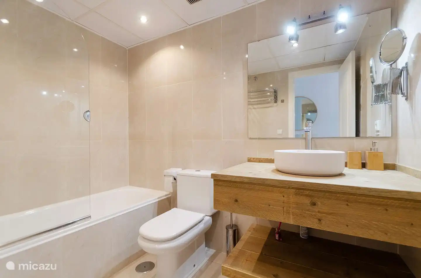 Dieses Badezimmer verfügt über eine Badewanne mit einer schönen neuen Dusche