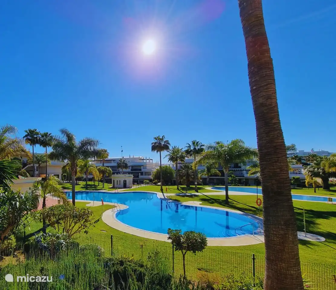 Das Apartment überblickt wunderschön angelegte Gärten und Pools, die jeden Tag gepflegt werden