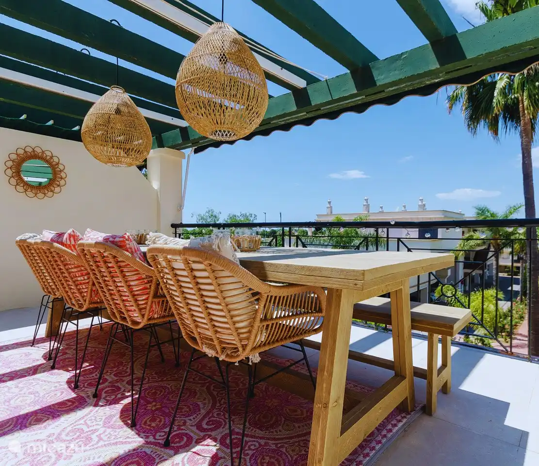 Großer 3-Meter-Esstisch, um das Frühstück oder Abendessen im Freien zu genießen