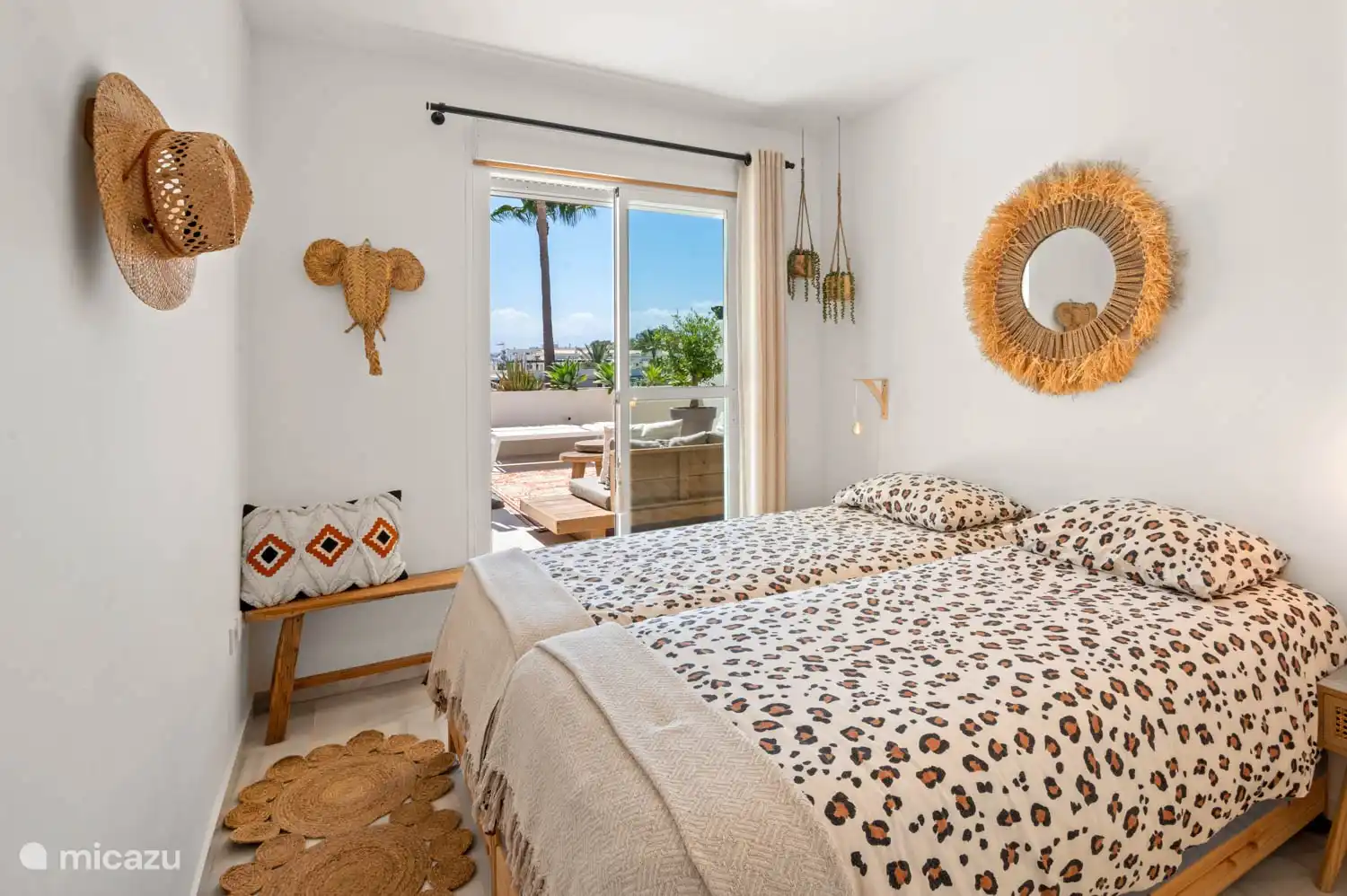 Dieses schöne Schlafzimmer grenzt direkt an die Terrasse mit Terrassentüren, wachen Sie von Ihrem Bett aus mit den raschelnden Palmen auf!