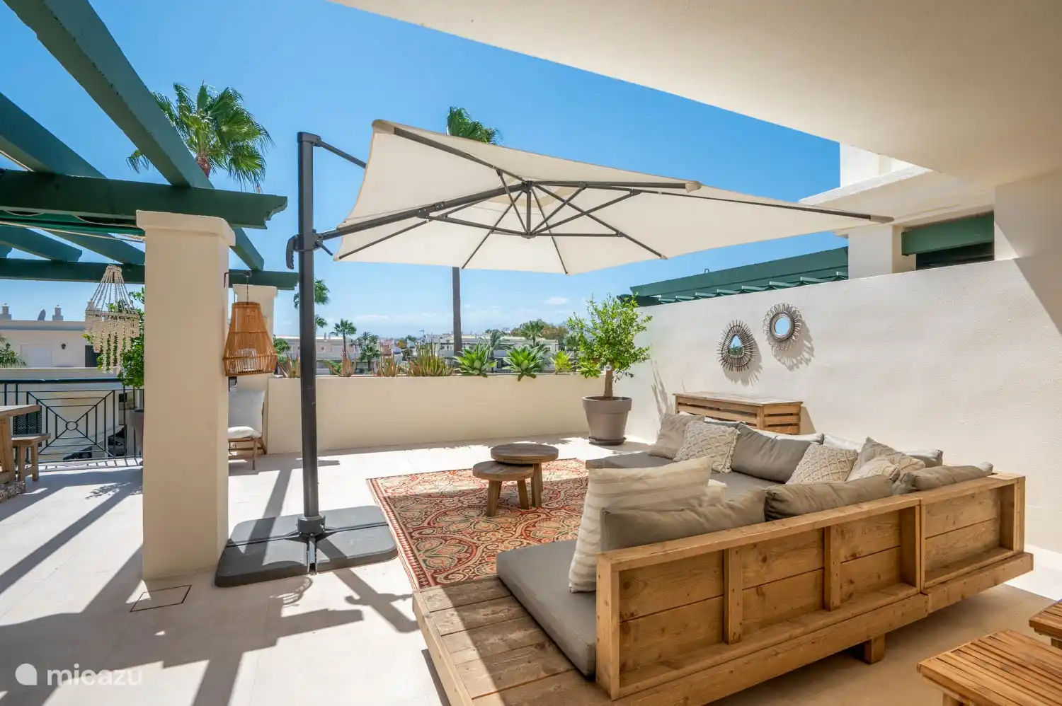 Mit diesem riesigen Sonnenschirm von 3x3 Metern können Sie auch im Schatten sitzen!